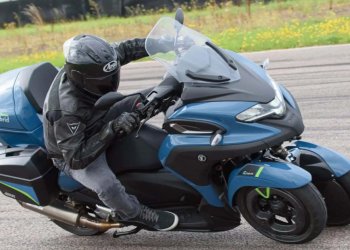 Υβριδικό Yamaha Tricity 300 από την White Motorcycles