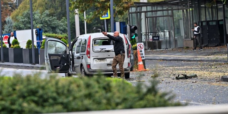 Τουρκία: Τρομοκρατική επίθεση στην Άγκυρα, κοντά στο Κοινοβούλιο – Νεκροί οι δύο δράστες Τουρκία: Τρομοκρατική επίθεση στην Άγκυρα, κοντά στο Κοινοβούλιο – Νεκροί οι δύο δράστες