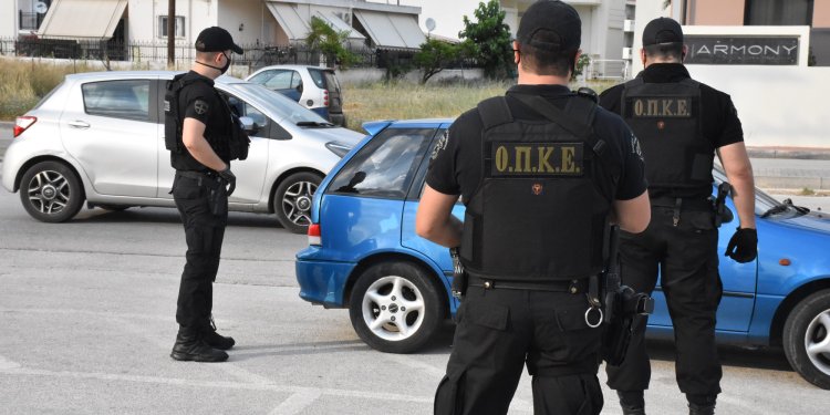 Ζεφύρι: Συνελήφθη 35χρονος «πιστολέρο» – Πυροβολούσε στον αέρα και τα σκάγια πέτυχαν τζιπ της ΟΠΚΕ Ζεφύρι: Συνελήφθη 35χρονος «πιστολέρο» – Πυροβολούσε στον αέρα και τα σκάγια πέτυχαν τζιπ της ΟΠΚΕ