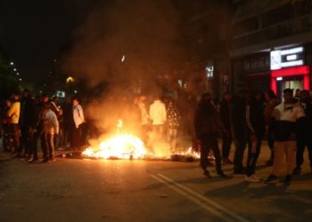 Επεισόδια στη Θήβα – Ρομά διαμαρτύρονται για τον θάνατο του 17χρονου