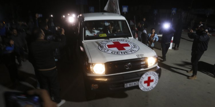 Η Χαμάς παρέδωσε στον Ερυθρό Σταυρό τους 10 ομήρους Η Χαμάς παρέδωσε στον Ερυθρό Σταυρό τους 10 ομήρους