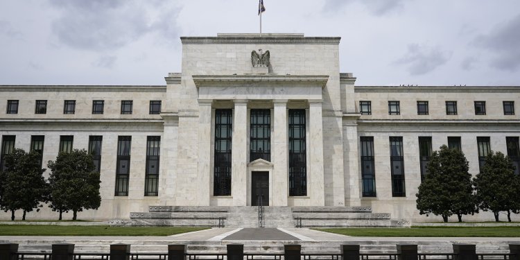 Η Fed άφησε αμετάβλητα τα επιτόκια στο 5,25-5,50%