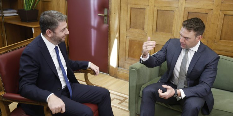 Συνάντηση Ανδρουλάκη – Κασσελάκη στη Βουλή – Στο επίκεντρο το θέμα των υποκλοπών