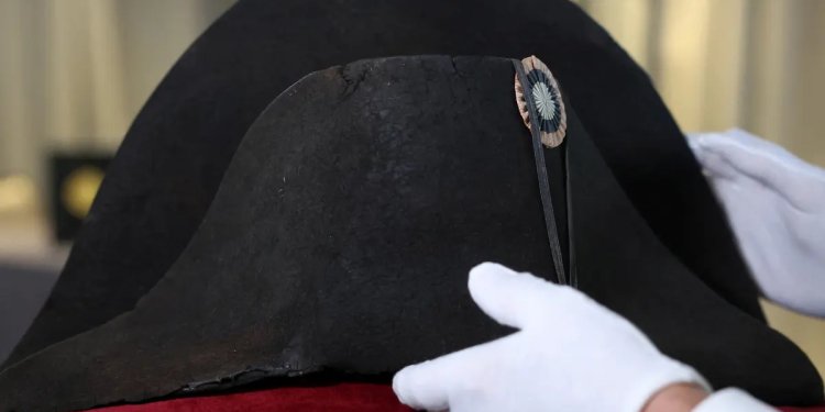 Γαλλία: Χαρακτηριστικό καπέλο του Ναπολέοντα πωλήθηκε έναντι 1.932 εκατομμυρίων ευρώ