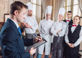 Ξενοδόχοι: Σήμα κινδύνου για ελλείψεις 53.000 εργαζομένων