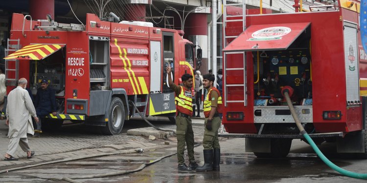 Πακιστάν: Τουλάχιστον 11 νεκροί από πυρκαγιά σε εμπορικό κέντρο στο Καράτσι