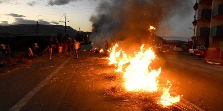 Έκλεισε η Αθηνών – Κορίνθου από Ρομά που διαμαρτύρονται για τον θάνατο του 17χρονου Χρήστου από αστυνομικά πυρά