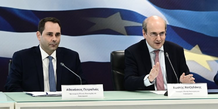 Live η εξειδίκευση των μέτρων για ευάλωτους πολίτες από τον Κ. Χατζηδάκη και Θ. Πετραλιά