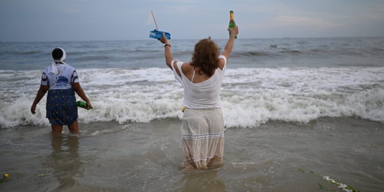 Βραζιλία: Λιτανείες και προσφορές στη θεά της θάλασσας για το 2024 – Φωτογραφίες