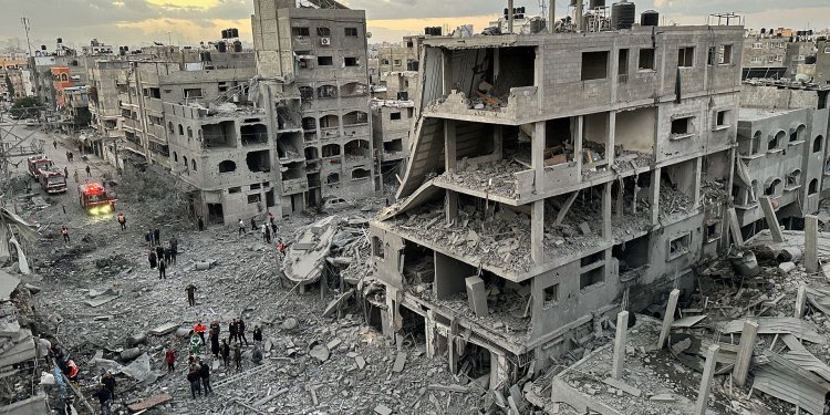 Το Ισραήλ σφυροκοπά τη Γάζα – Σχεδόν 200 νεκροί μέσα σε 24 ώρες