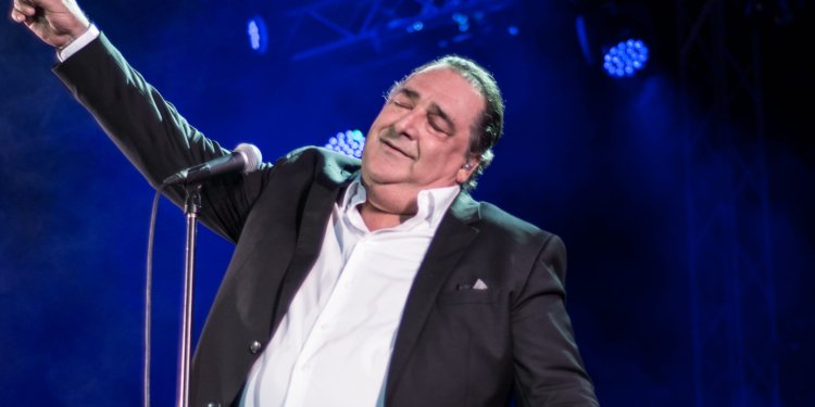 Πέθανε ο μεγάλος λαϊκός τραγουδιστής Βασίλης Καρράς – FANTOMAS.GR