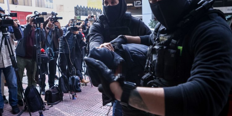 Βρέθηκε πυρίτιδα στα χέρια του 18χρονου – «Σκανάρουν» σύνδεσμο στα δυτικά προάστια οι Αρχές – FANTOMAS.GR Βρέθηκε πυρίτιδα στα χέρια του 18χρονου – «Σκανάρουν» σύνδεσμο στα δυτικά προάστια οι Αρχές – FANTOMAS.GR