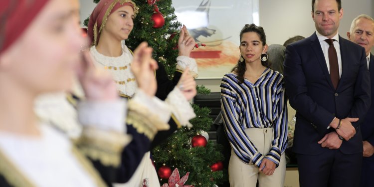 Χριστουγεννιάτικα κάλαντα με κρητική λύρα στον Στ. Κασσελάκη – FANTOMAS.GR
