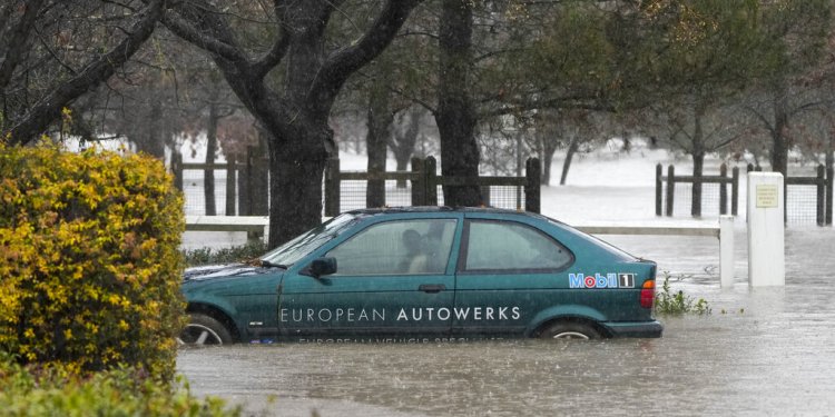 Αυστραλία: Μια γυναίκα έχασε τη ζωή της και 120.000 νοικοκυριά έμειναν χωρίς ρεύμα λόγω καταιγίδας Αυστραλία: Μια γυναίκα έχασε τη ζωή της και 120.000 νοικοκυριά έμειναν χωρίς ρεύμα λόγω καταιγίδας