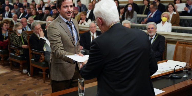 Καινοτόμα πρόταση για την αλληλεπίδραση σπάνιων χημικών δομών βραβεύτηκε από την Ακαδημία Αθηνών Καινοτόμα πρόταση για την αλληλεπίδραση σπάνιων χημικών δομών βραβεύτηκε από την Ακαδημία Αθηνών