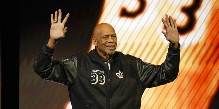 ΗΠΑ: Mε σπασμένο ισχίο νοσηλεύεται ο θρύλος του ΝΒΑ Καρίμ Αμπντούλ Τζαμπάρ – Tραυματίστηκε κατά τη διάρκεια συναυλίας