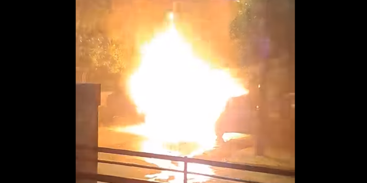 Στις φλόγες 3 αυτοκίνητα στα Βριλήσσια