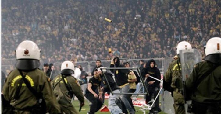 Όλα στο τραπέζι για την αθλητική βια . Όλα στο τραπέζι για την αθλητική βια .