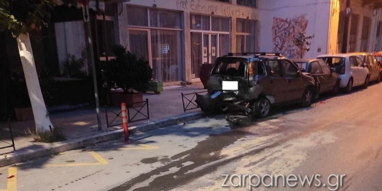 Οδηγός στα Χανιά έχασε τον έλεγχο και πήρε παραμάζωμα παρκαρισμένα αυτοκίνητα