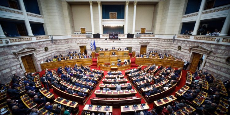 Τροπολογία: Χωρίς τους μετανάστες κινδυνεύουν να μην μαζευτούν οι ελιές και να χάσουμε 1-1,5 δισ. λέει ο Καιρίδης