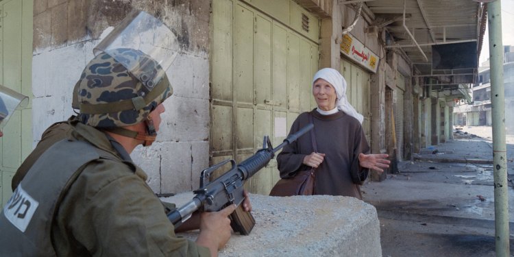 Έρευνα του ισραηλινού στρατού στον προσφυγικό καταυλισμό Νουρ αλ Σαμς – Εκατοντάδες συλλήψεις και 21 τραυματίες Έρευνα του ισραηλινού στρατού στον προσφυγικό καταυλισμό Νουρ αλ Σαμς – Εκατοντάδες συλλήψεις και 21 τραυματίες