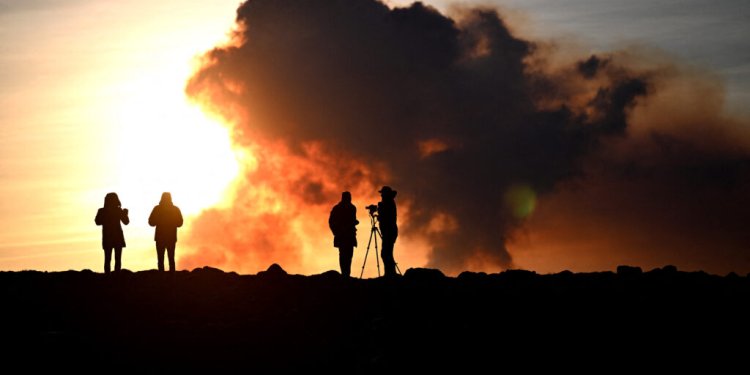 Ισλανδία: Σπίτια του Γκρίνταβικ έπιασαν φωτιά από τη λάβα της ηφαιστειακής έκρηξης
