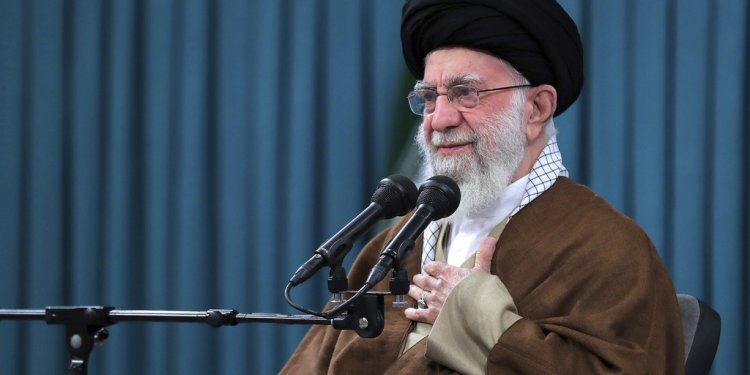 Ιράν: Ο αγιατολάχ Χαμενεΐ απειλεί με «σκληρή απάντηση» μετά τη διπλή έκρηξη με τους 103 νεκρούς