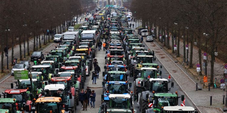 Χαος στην Γερμανία – Επιμένουν οι αγρότες Χαος στην Γερμανία – Επιμένουν οι αγρότες