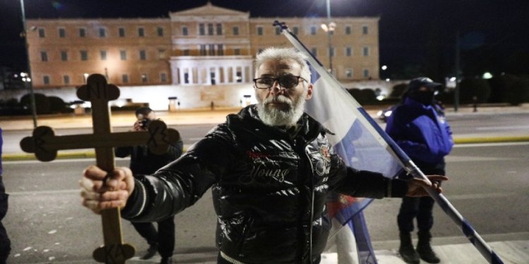 Σύνταγμα: Σημαίες, σταυροί και εικόνες του Χριστού στη συγκέντρωση κατά του νομοσχεδίου για τα ομόφυλα ζευγάρια