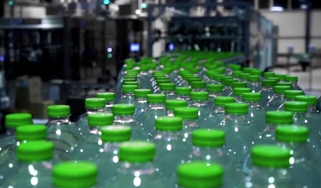 Χιλιάδες μικροπλαστικά στο εμφιαλωμένο νερό – Πώς φτάνουν σε καρδιά, εγκέφαλο Χιλιάδες μικροπλαστικά στο εμφιαλωμένο νερό – Πώς φτάνουν σε καρδιά, εγκέφαλο