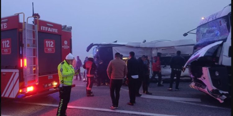 Tουρκία: Φονική σύγκρουση φορτηγού με λεωφορείο με τουλάχιστον 4 νεκρούς και 29 τραυματίες 