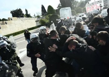 Επεισόδια και χημικά έξω από τη Βουλή στο συλλαλητήριο κατά των ιδιωτικών πανεπιστημίων