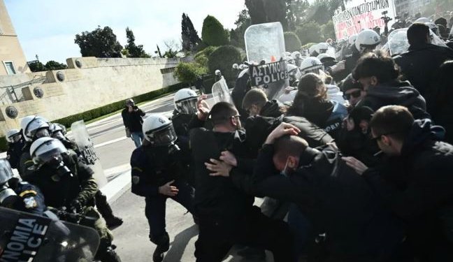 Επεισόδια και χημικά έξω από τη Βουλή στο συλλαλητήριο κατά των ιδιωτικών πανεπιστημίων Επεισόδια και χημικά έξω από τη Βουλή στο συλλαλητήριο κατά των ιδιωτικών πανεπιστημίων