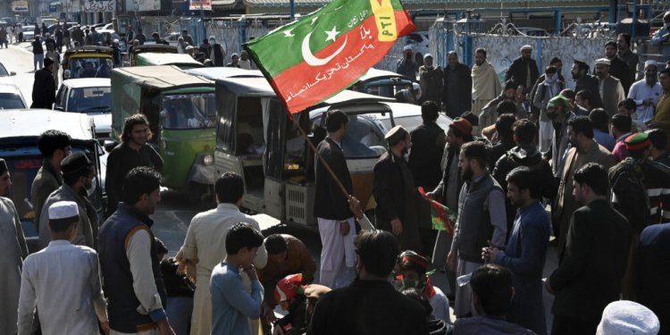 Πακιστάν: Ο Ιμράν Χαν σκοπεύει να σχηματίσει κυβέρνηση και ζητά τη δημοσίευση των αποτελεσμάτων των εκλογών