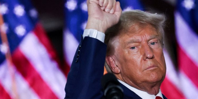 Ντόναλντ Τραμπ: Ο υπόδικος πρώην πρόεδρος καλπάζει ξανά για τον Λευκό Οίκο Ντόναλντ Τραμπ: Ο υπόδικος πρώην πρόεδρος καλπάζει ξανά για τον Λευκό Οίκο