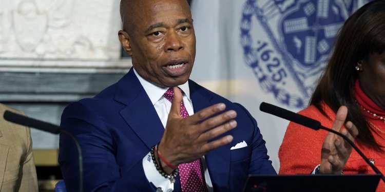 Νέα Υόρκη: Ο Έρικ Άνταμς δηλώνει αθώος για τις κατηγορίες περί δωροληψίας – «Θα συνεχίσω να κάνω τη δουλειά μου»