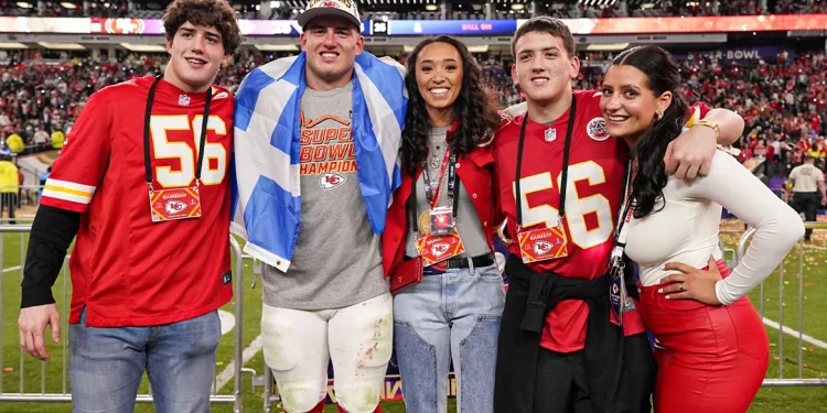 Γιώργος Καρλαύτης: Πανηγύρισε με την ελληνική Σημαία στον Τελικό των Τελικών, το back-to-back Πρωτάθλημα των Kansas City Chiefs Γιώργος Καρλαύτης: Πανηγύρισε με την ελληνική Σημαία στον Τελικό των Τελικών, το back-to-back Πρωτάθλημα των Kansas City Chiefs