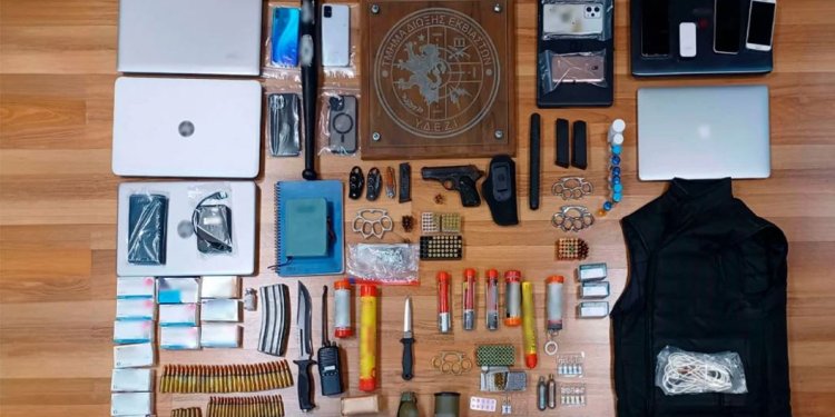 Συνελήφθησαν δύο ΟΥΚάδες, πρώην ηγετικό στέλεχος των Πυρήνων της Φωτιάς και πορτιέρης γνωστού κλαμπ Συνελήφθησαν δύο ΟΥΚάδες, πρώην ηγετικό στέλεχος των Πυρήνων της Φωτιάς και πορτιέρης γνωστού κλαμπ