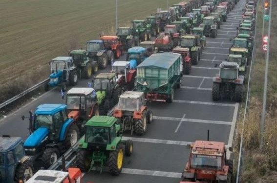 Η κυβέρνηση έπεσε σε μπλόκα – Οι αγρότες κλιμακώνουν τις κινητοποιήσεις