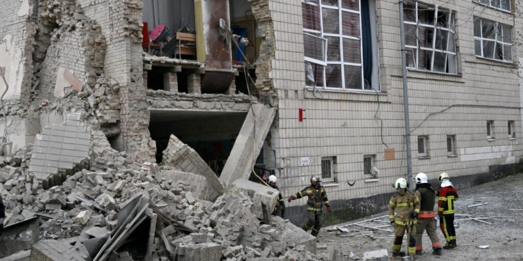 Ουκρανία: Καταστροφές σε υποδομές από ρωσική πυραυλική επίθεση – Επιπλέον μέσα αντιαεροπορικής άμυνας ζητά ο Κουλέμπα