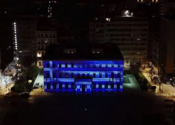 Ο Χάρης Δούκας κέρδισε τις εντυπώσεις στην εθνική επέτειο με την φωταγώγηση του δημαρχείου