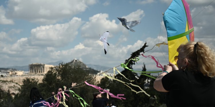 Σε ρυθμούς Καθαράς Δευτέρας η χώρα με μουσικά παραδοσιακά δρώμενα, σαρακοστιανά και πέταγμα χαρταετού