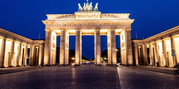 Η ΓΕΡΜΑΝΙΑ «ΤΡΕΜΕΙ» ΤΗΝ ΠΟΛΙΤΙΚΗ ΤΡΑΜΠ