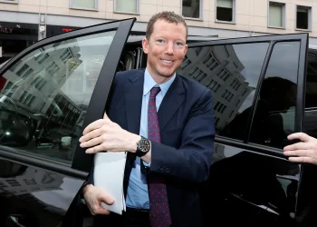 Η… κόντρα του Ναθάνιελ Ρότσιλντ (κληρονόμου του Τζέικομπ) με τον Κυριάκο Μητσοτάκη