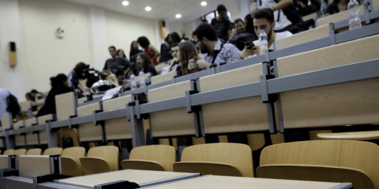 ΤΕΛΕΙΩΝΟΥΝ ΟΡΙΣΤΙΚΑ ΤΟΥΣ «ΑΙΩΝΙΟΥΣ ΦΟΙΤΗΤΕΣ» .