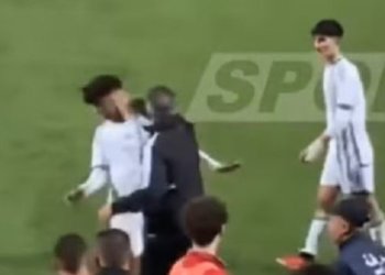 Αλγερία: Ο προπονητής της U20 χαστούκισε τους παίκτες του επειδή τσακώθηκαν με αντιπάλους (vid)