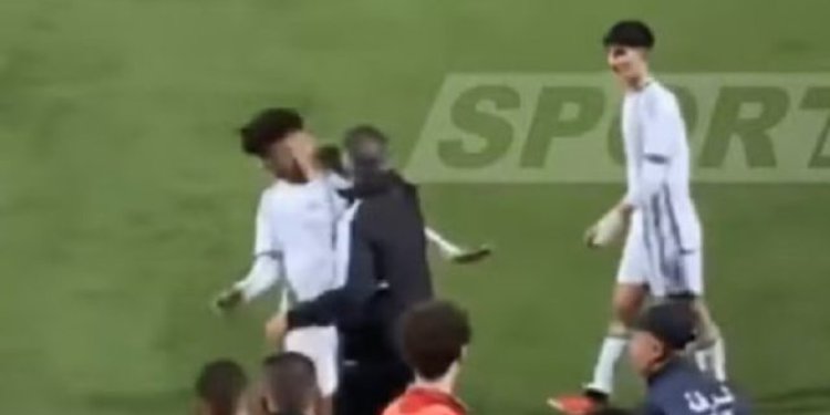 Αλγερία: Ο προπονητής της U20 χαστούκισε τους παίκτες του επειδή τσακώθηκαν με αντιπάλους (vid)