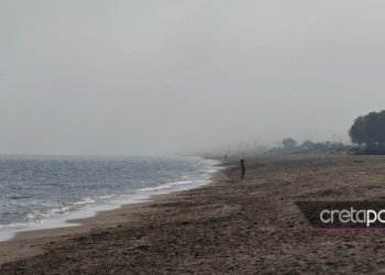 Η αφρικανική σκόνη «σκέπασε» το Ηράκλειο: «Χάθηκαν» οι ομπρέλες και ο ορίζοντας σε παραλία