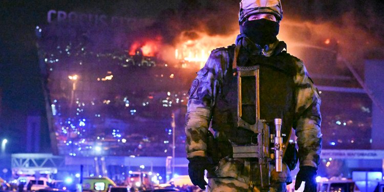 Politico: «Πόλεμος ευθυνών» μεταξύ Ρωσίας και Ουκρανίας για το μακελειό στη Μόσχα