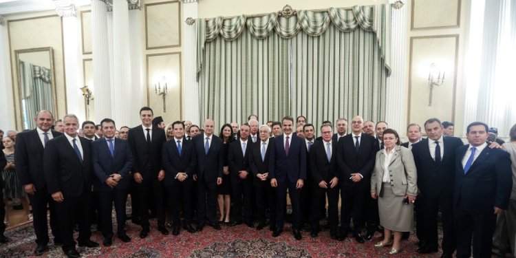 ΚΙΝΟΥΜΕΝΗ ΑΜΜΟΣ ΤΟ ΠΟΛΙΤΙΚΟ ΣΚΗΝΙΚΟ